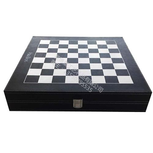Các cựu chiến binh Tây Tiến và thân nhân liệt sĩ cùng các đại biểu chụp ảnh kỷ niệm tại Bảo tàng tỉnh Hòa Bình.